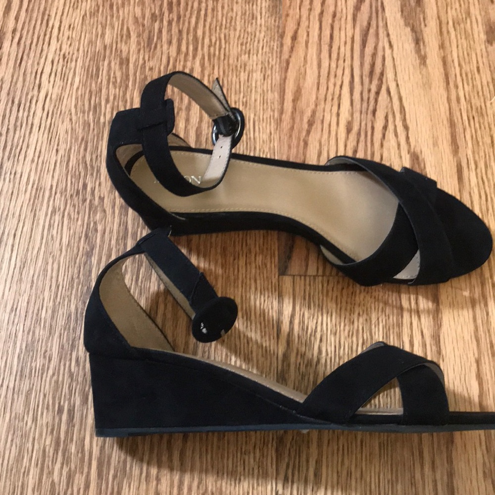 Buckle strap black sandals